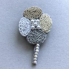 (482)ビーズ刺繍ブローチ　北欧風花のサムネイル