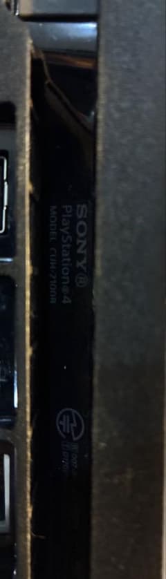 Sony PlayStation 4 本体とコントローラー