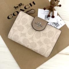 残り僅か‼︎ 新品 COACH コーチ 財布 折り財布 2つ折り財布 ベージュ