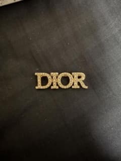 Dior ロゴブローチ オリジナルボックス付き Dior ロゴブローチ オリジナルボックス付き - メルカリ