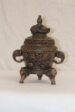Thumbnail of 旧蔵出し 大明宣徳年製 銅製 宝石嵌 三足香炉 獣耳 古美術 一点物