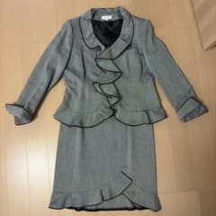 グレー フリル付きフォーマルスーツのサムネイル