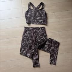 emmi yogaブラウン花柄 ヨガウェアセット emmi ヨガウェアセット ブラウン花柄 - メルカリ
