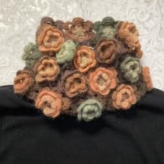 かぎ針編み立体お花のモチーフ　マフラー　スヌードのサムネイル