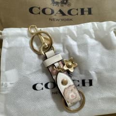 COACH 花モチーフ キーホルダーのサムネイル
