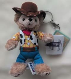 香港ディズニー ダッフィー ウッディ ぬいぐるみバッジ - メルカリ