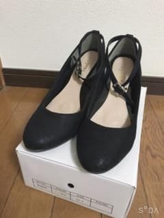 ストラップ付き ブラックラメパンプスのサムネイル