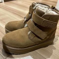 UGG アグ　ニューメルプラットフォーム　ムートンブーツのサムネイル