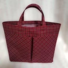 赤と黒のタータンチェック柄のバックインバッグ