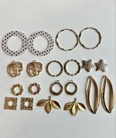 【ゴールドパーツ20個セット　おまけ付き】金色と白の多様なデザインピアスセットのサムネイル