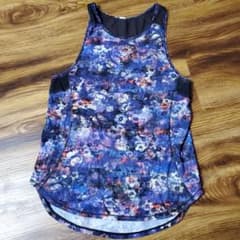 ルルレモン 花柄タンクトップ サイズ2 (XS/S)のサムネイル