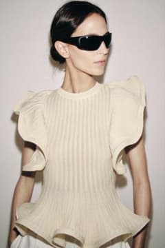 【週末限定価格】ZARA ウェーブトリムニットトップス Sのサムネイル