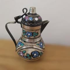 エナメル装飾の金属製ピッチャーのサムネイル