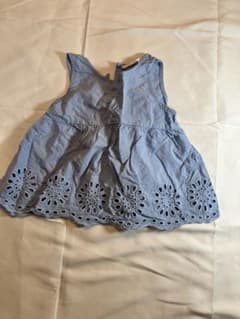 【ZARA】青い刺繍ノースリーブトップスのサムネイル
