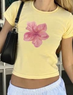 イエロー 半袖 Tシャツ ハイビスカス柄　海外ガールのサムネイル