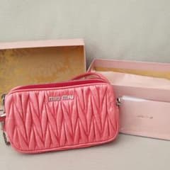 うちな様専用です。新品♡ミュウミュウ♡ポーチのサムネイル