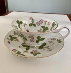 Wedgwood Wild Strawberry ティーカップとソーサーセット - メルカリ