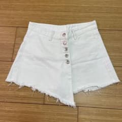 白ショートパンツのサムネイル