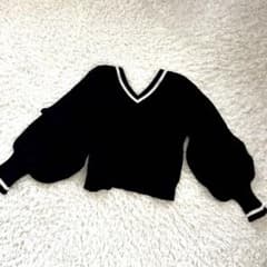 【who's who Chico】黒のボリュームスリーブVネックニットのサムネイル