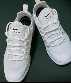【美品】NIKE　AIRMAX アクシス　ホワイトのサムネイル