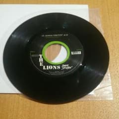 THE LIONS / JUNGLE STRUTTIN レコードのサムネイル