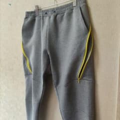 グレー ジョガーパンツ イエローのポケット付き モデムデザイン