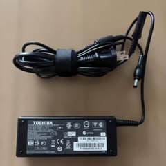 東芝（TOSHIBA）製のノートパソコン用純正ACアダプター - メルカリ