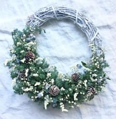 雪のクリスマスリースのサムネイル
