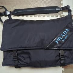 PRADA プラダ ブラック メッセンジャーバッグのサムネイル