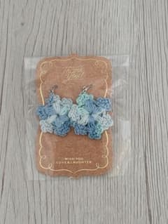 ハンドメイド 雪の結晶イヤリング クロシェ編みブルー系のサムネイル