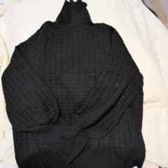 黒タートルネックニットセーターのサムネイル