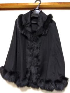 【新品】ファー付き黒ケープコート（カシミア）のサムネイル