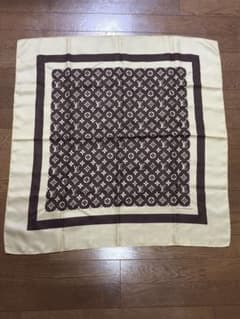 ルイ・ヴィトン シルクスカーフ 76cm lv スカーフ　ハンカチ　ブランドのサムネイル