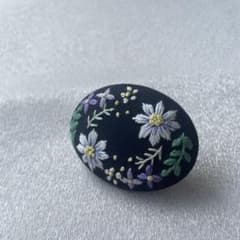 白い花のリース刺繍のくるみボタンブローチ｜手刺繍｜オーバルのサムネイル
