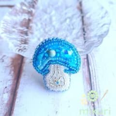 水色キノコのビーズ刺繍ブローチ ハンドメイドアクセサリー - メルカリ