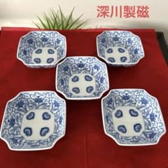 新品✾深川製磁 かぶと唐草 小付 角切小鉢　5枚　木箱【廃盤レア】 深川製磁 かぶと唐草 小鉢揃え 5客セット 染付 角鉢 角皿 和食器