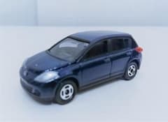 【新品・未使用】トミカ　ティーダ　ダークブルーのサムネイル