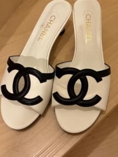 CHANEL ココマーク レザー ミュール サンダル 白黒のサムネイル
