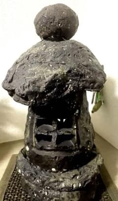 ダークグレーの自然石に似せたセメント手捻り製灯籠置物 - メルカリ