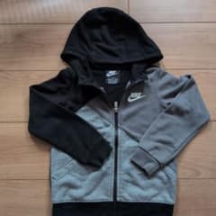 【NIKE】フルジップパーカー グレー＆ブラック 104cm(4T)　カッコイイのサムネイル