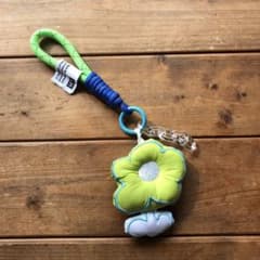フワフワぷっくりのお花が可愛いキーホルダーのサムネイル