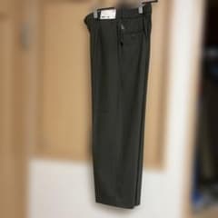 新品未使用　ユニクロ　タックワイドパンツ　 M オリーブのサムネイル