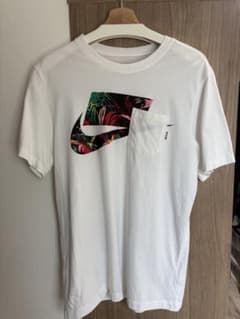 NIKE 花柄　ナイキ　ポケット Tシャツ M 日本未発売のサムネイル