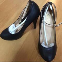 ストラップ付きパンプスのサムネイル