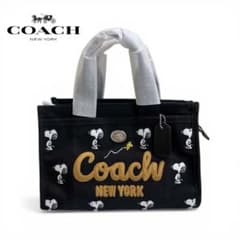 COACHカーゴトート　スヌーピー柄　トートバッグのサムネイル