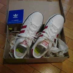 adidasスニーカーのサムネイル