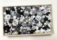 ハンドメイド 黒白モノクロビーズミックス アクセサリーパーツ 約300mlのサムネイル