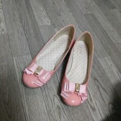 ピンクの可愛いペタンコパンプスのサムネイル