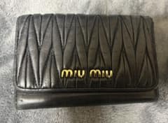 miu miu マテラッセレザーブラック 二つ折り財布のサムネイル