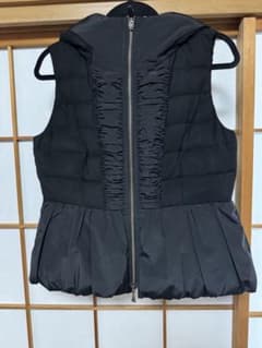 3.9万！TO BE CHIC カタログ掲載ペプラムデザインダウンベスト/42のサムネイル